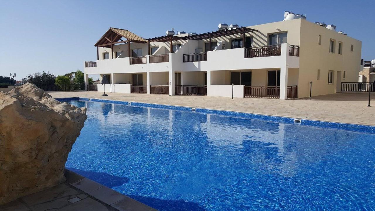 Stunning Apartment C106 With Balcony Looking Over Pool Peyia Exterior photo